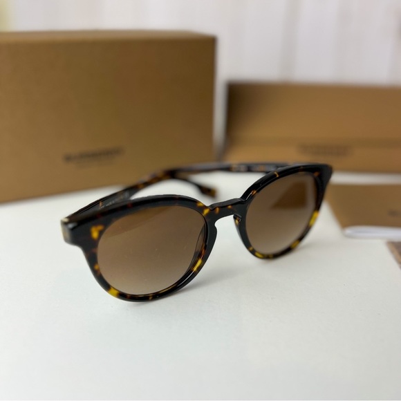 Burberry Sunglasses, Designer sunglasses, box, case, cleaning cloth & booklet. - Picture 3 of 7